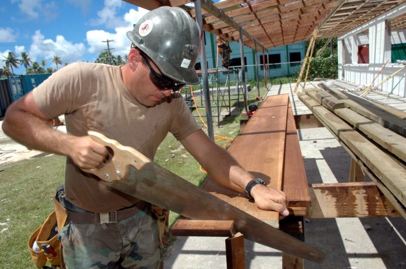 ebeniste-AIGUINES-min_worker_construction_building_carpenter_male_job_build_helmet-893290